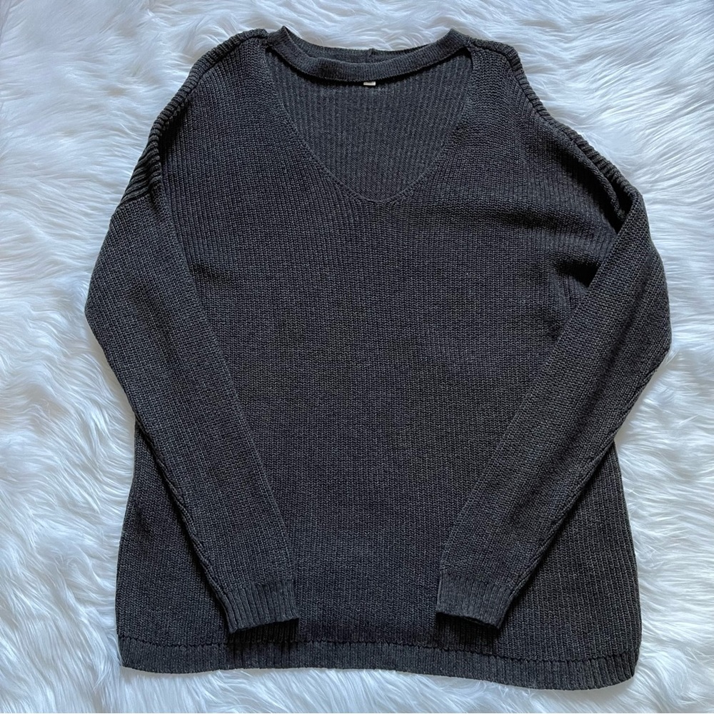 🩶🩶AMERICAN EAGLE FAUX CHOKER V NECK SWEATER IN DARK GREY